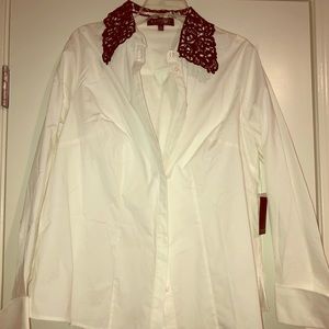 Buttoned down oxford shirt detailed laced collar.